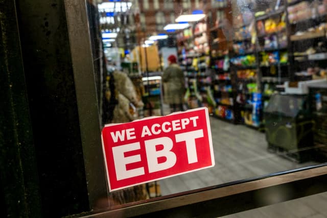 Una tienda exhibe un letrero que anuncia tarjetas de Transferencia Electrónica de Beneficios (EBT) para compras del Programa de Asistencia Nutricional Suplementaria (SNAP) en la ciudad de Nueva York el 30 de octubre de 2025. (Spencer Platt/Getty Images).