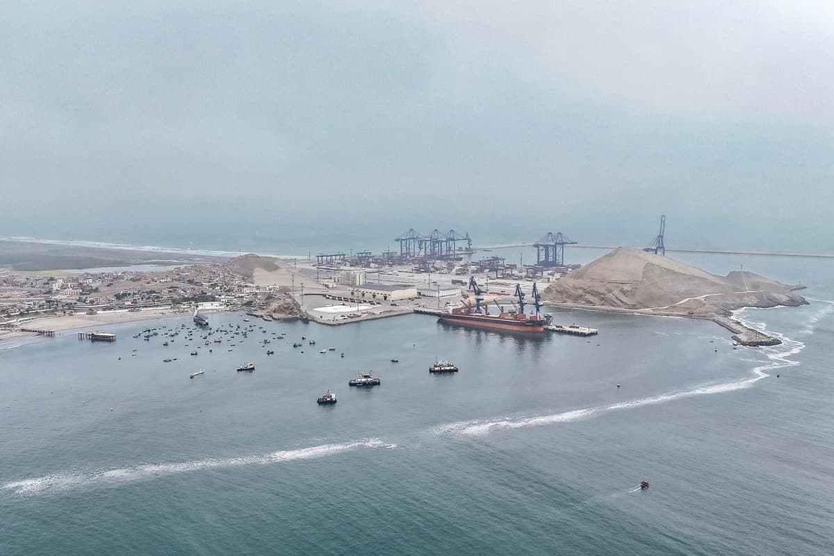 Esta vista aérea muestra el "Megapuerto" de Chancay en la pequeña localidad de Chancay, a 50 millas (80 kilómetros) al norte de Lima, el 30 de septiembre de 2025. (Connie France/AFP vía Getty Images)