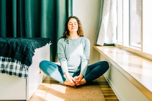 6 ejercicios para aliviar la tensión y la hiperactividad de los músculos del suelo pélvico. (Olga Pankova/Getty Images).