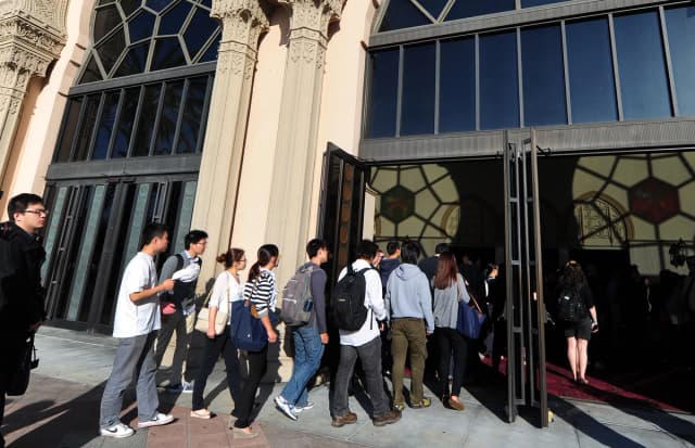 Estudiantes de la USC asisten a un servicio conmemorativo en Los Ángeles, California, el 18 de abril de 2012. (Frederic J. Brown/AFP vía Getty Images)
