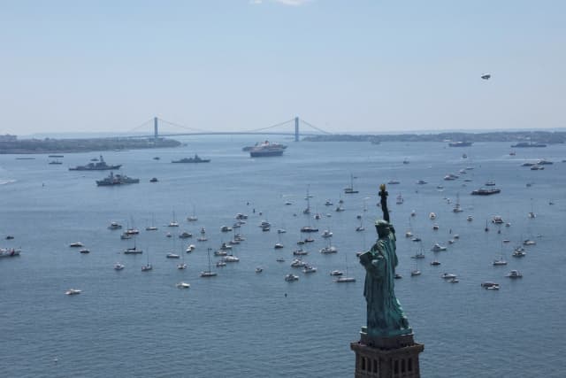 Las embarcaciones participan en el desfile "Sail 250" en el puerto de Nueva York mientras Estados Unidos celebra su 250.º aniversario el Día de la Independencia en la ciudad de Nueva York, el 4 de julio de 2026. (Brendan McDermid/Reuters)