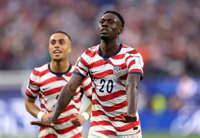 Folarin Balogun (20), de Estados Unidos, celebra al anotar el tercer gol de su equipo durante el partido del Grupo D de la Copa Mundial de la FIFA 2026 entre EE. UU. y Paraguay en el Estadio de Los Ángeles, en Los Ángeles, el 12 de junio de 2026. (Richard Heathcote/Getty Images)