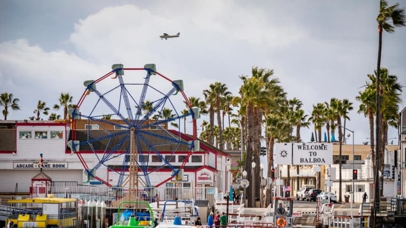 Detiene a más de 400 personas durante los disturbios del 4 de julio en California
