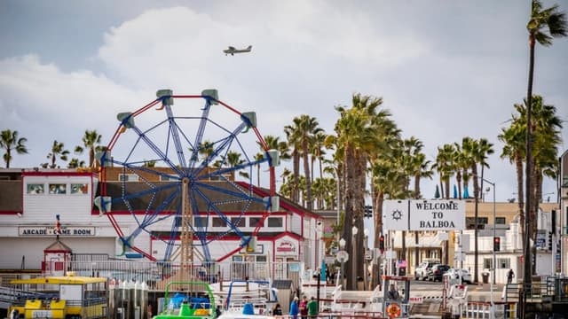 Detiene a más de 400 personas durante los disturbios del 4 de julio en California