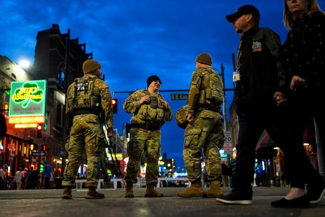 Miembros de la Guardia Nacional montan guardia en la intersección de B.B. King Boulevard y Beale Street en Memphis, el 24 de octubre de 2025. (George Walker IV / AP Photo)
