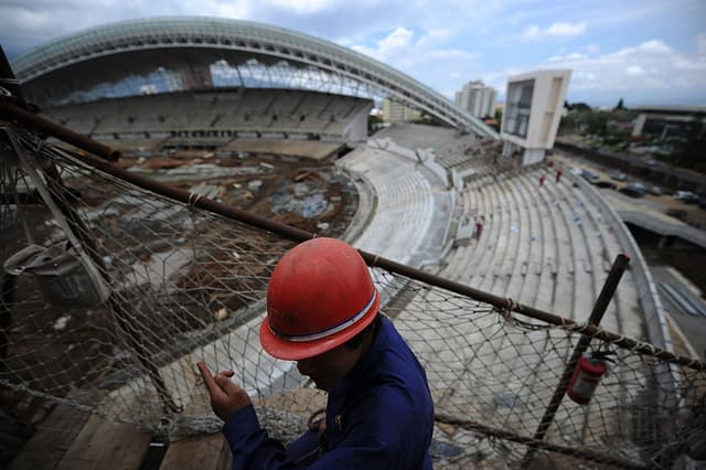 Trabajadores chinos construyen el nuevo Estadio Nacional de Costa Rica el 30 de abril de 2010, en el Parque La Sabana, en San José. El recinto fue diseñado con capacidad para 35,000 espectadores, y en su construcción participaron unos 600 ingenieros y trabajadores chinos. La obra fue una oferta de China después de que Costa Rica estableciera relaciones diplomáticas con Beijing el 1 de junio de 2007. (Foto de YURI CORTEZ/AFP vía Getty Images)