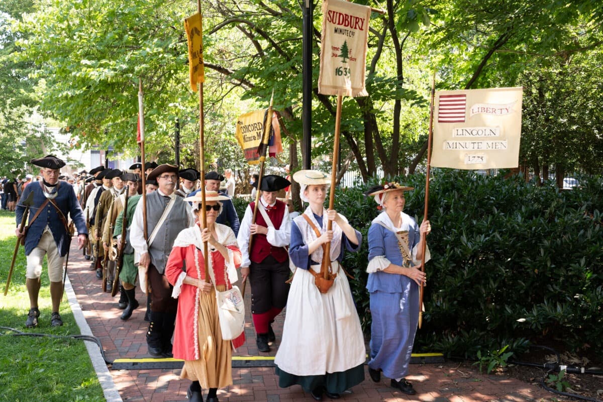 Un desfile de participantes disfrazados desafía el calor para marchar por el Independence Mall de Filadelfia, en celebración del 250.° aniversario de Estados Unidos, el 3 de julio de 2026. (Larry Dye/The Epoch Times).