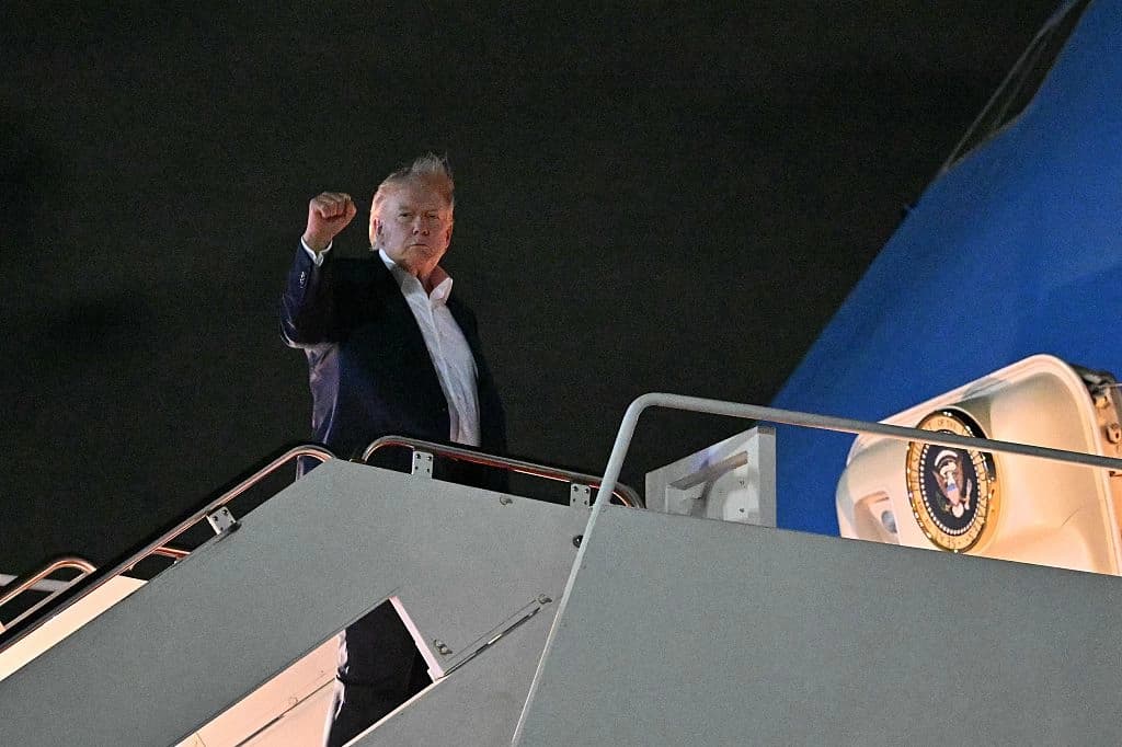 El presidente Donald Trump sube al Air Force One antes de partir de la Base Conjunta Andrews, en Maryland, para volar a Evian-les-Bains, Francia, con motivo de la cumbre del G7 el 15 de junio de 2026. (Mandel Ngan/AFP vía Getty Images)
