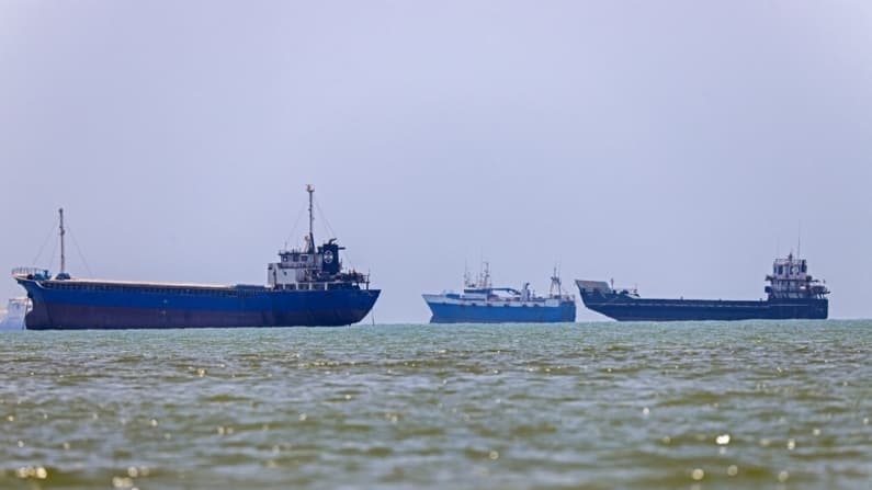 Atacan tres petroleros en el Estrecho de Ormuz, según organización militar del Reino Unido