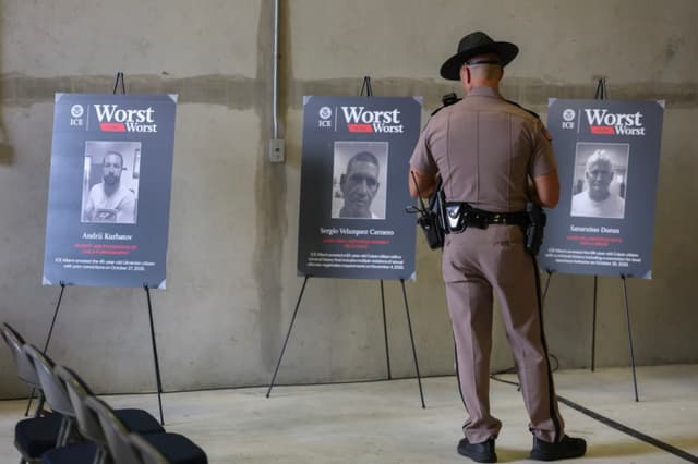 Un oficial de la Patrulla de Carreteras de Florida observa fotografías de presuntos extranjeros con antecedentes penales antes de una conferencia de prensa en el edificio de ICE (Operaciones de Control y Deportación), el 13 de noviembre de 2025 en Miramar, Florida. Las autoridades anunciaron los resultados de una operación de control migratorio en Florida dirigida contra extranjeros con antecedentes penales por delitos sexuales.(Joe Raedle/Getty Images)