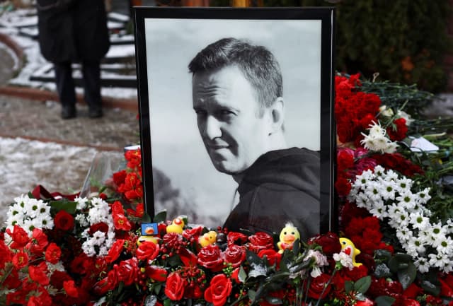 Una persona se encuentra junto a la tumba del líder opositor ruso Alexei Navalny durante la conmemoración del primer aniversario de su muerte en un cementerio de Moscú, Rusia, el 16 de febrero de 2025. (Evgenia Novozhenina/Reuters)
