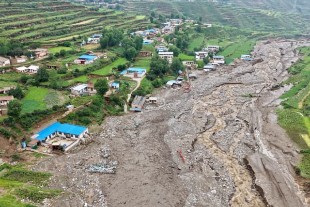 Foto de archivo, equipos de rescate buscan sobrevivientes tras una crecida repentina en el condado de Yuzhong, en la provincia de Gansu, al noroeste de China. (AFP vía Getty Images)
