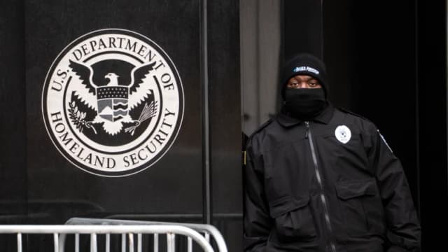 Juez federal ordena al DHS que restablezca funciones clave de la base de datos de inmigración