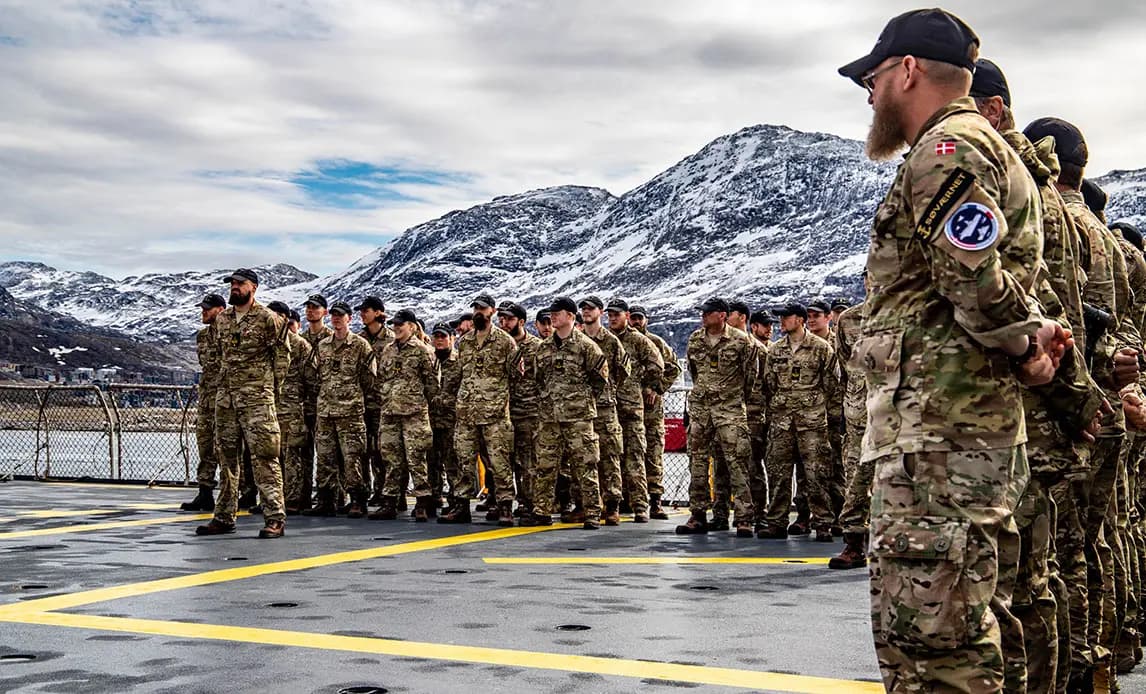 Tropas danesas a bordo de la fragata Niels Juel durante un viaje a Groenlandia en junio de 2020. (Iben Valery/Ministerio de Defensa de Dinamarca).