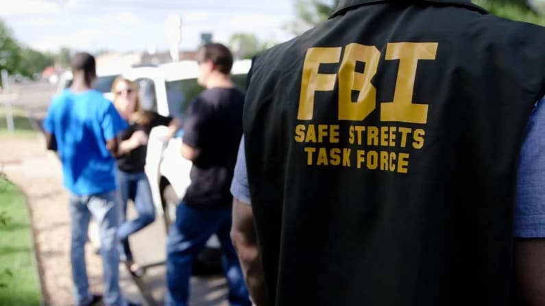 FBI ofrece $50,000 por líder de banda criminal acusado de asesinatos y tráfico en todo EE. UU.