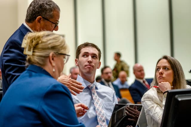 Tyler Robinson, acusado del asesinato de Charlie Kirk, comparece durante una audiencia en la Corte del Cuarto Distrito de Utah, en Provo, Utah, el 11 de diciembre de 2025. (Rick Egan/The Salt Lake Tribune vía AP, Pool)