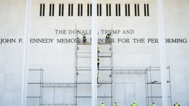 Corte rechaza solicitud de Trump de restablecer su nombre en el Kennedy Center