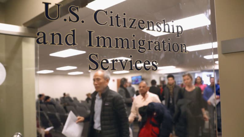 Agencia de EE. UU. inicia "investigación exhaustiva" sobre fraude en visas de trabajo temporal
