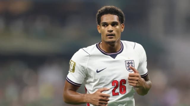 El defensa inglés Jarell Quansah, suspendido por dos partidos