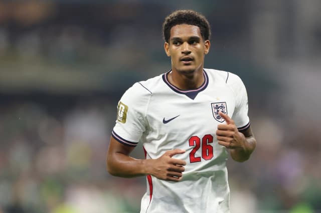 El defensa inglés Jarell Quansah, suspendido por dos partidos