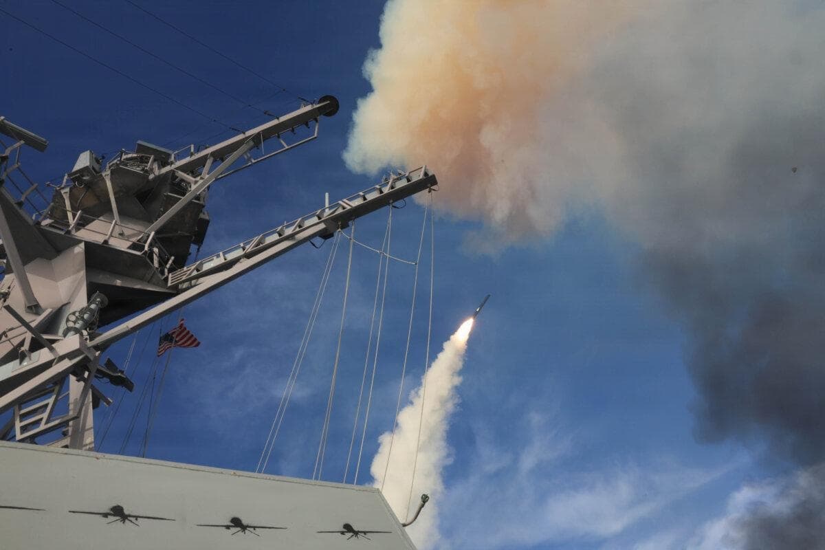 El destructor lanzamisiles de la clase Arleigh Burke USS Thomas Hudner (DDG 116) dispara un misil Tomahawk de ataque terrestre durante la Operación Furia Épica el 21 de marzo de 2026. (Foto de la Armada de EE. UU.)
