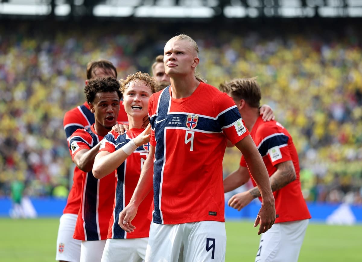 Erling Haaland, número 9 de Noruega, celebra con sus compañeros de equipo tras anotar el primer gol de su equipo durante el partido de octavos de final de la Copa Mundial de la FIFA 2026 entre Brasil y Noruega en el New York New Jersey Stadium de East Rutherford, Nueva Jersey, el 5 de julio de 2026. (Al Bello/Getty Images)