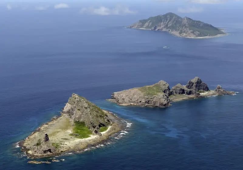 Un grupo de islas en disputa —la isla de Uotsuri (arriba), Minamikojima (abajo) y Kitakojima—, conocidas como Senkaku en Japón y Diaoyu en China, en el mar de China Oriental, en septiembre de 2012. (Kyodo/Reuters).