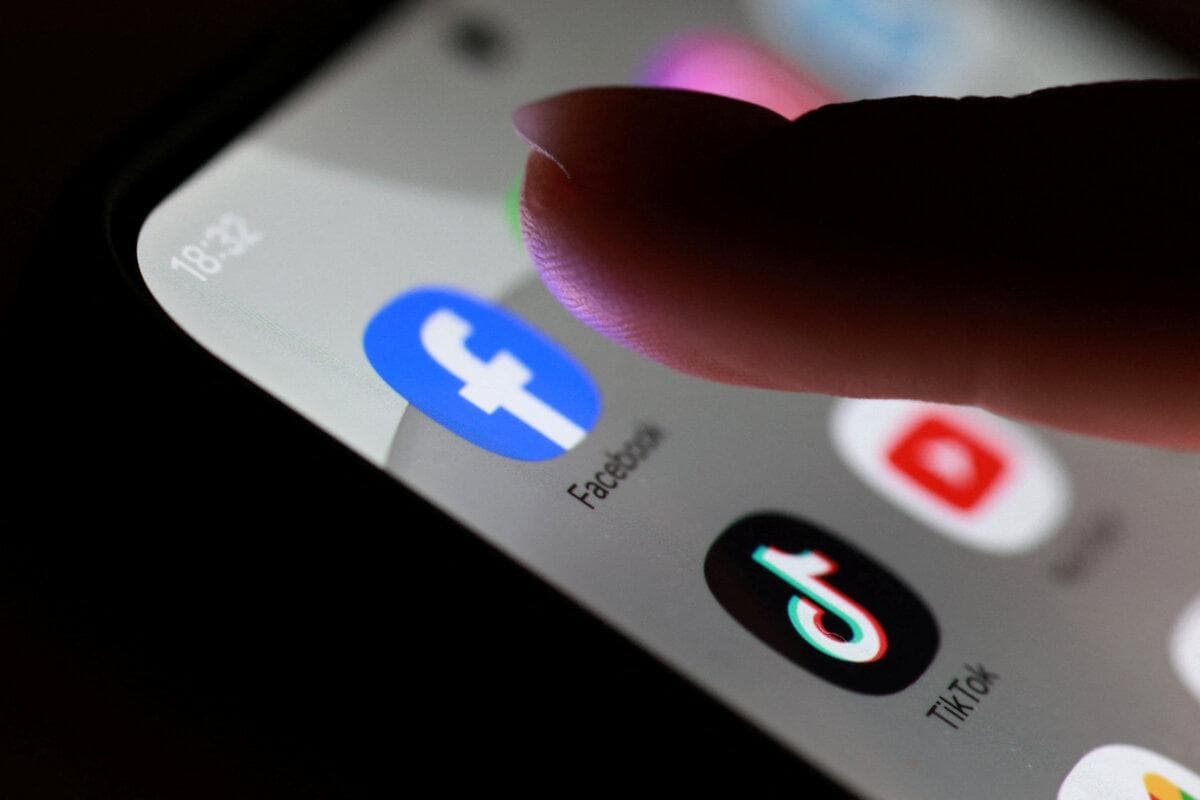 El ícono de la aplicación de Facebook en un teléfono inteligente, en esta ilustración tomada el 27 de octubre de 2025. (Dado Ruvic/Reuters)