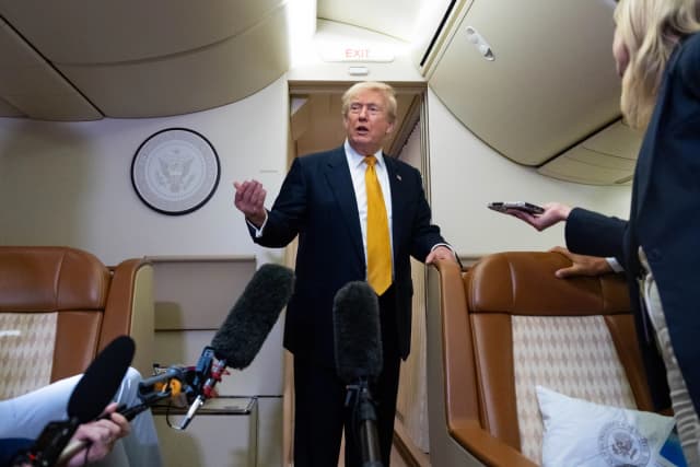 El presidente Donald Trump habla con los periodistas a bordo del Air Force One tras aterrizar en la base aérea de la Fuerza Aérea de EE. UU. en RAF Mildenhall, en Suffolk, al este de Inglaterra, el 8 de julio de 2026. (Alex Brandon/AP Photo)
