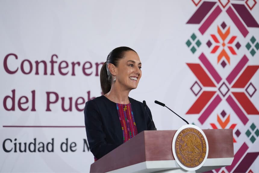 La mandataria mexicana, Claudia Sheinbaum, hablando durante una rueda de prensa este 10 de julio, en Palacio Nacional de la Ciudad de México, México. (EFE/Presidencia de México)