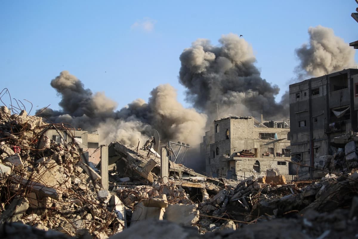 Nubes de humo tras un ataque israelí en la zona central de la Franja de Gaza el 19 de octubre de 2025. (Eyad Baba/AFP vía Getty Images)
