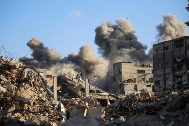 Nubes de humo tras un ataque israelí en la zona central de la Franja de Gaza el 19 de octubre de 2025. (Eyad Baba/AFP vía Getty Images)
