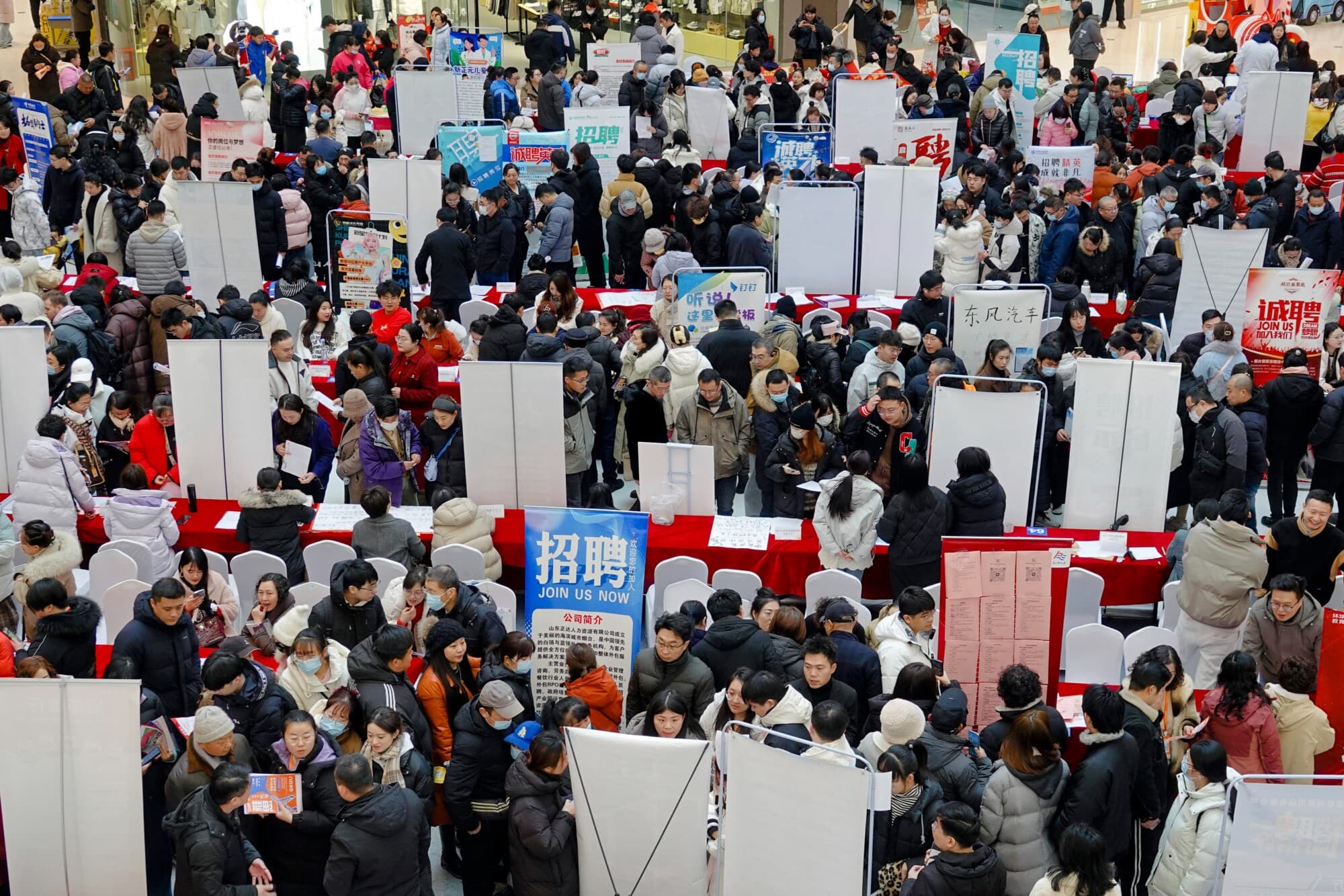 Personas se reúnen en una feria de empleo de primavera tras una semana de vacaciones nacionales por el Año Nuevo Lunar en Yantai, provincia de Shandong, China, el 6 de febrero de 2025. (AFP vía Getty Images).