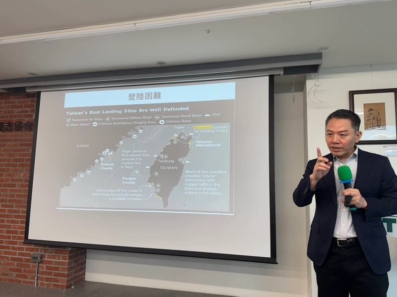 Kuo Yu-jen, vicepresidente del Instituto de Investigación de Política Nacional y director del Instituto de Estudios sobre China y Asia-Pacífico de la Universidad Nacional Sun Yat-sen, pronuncia un discurso de apertura titulado "Una evaluación de la situación general de seguridad nacional de Taiwán", el 4 de julio de 2026. (Cortesía de la Asociación Taiwan Inspiration)