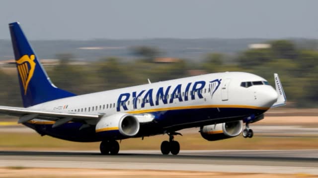 Pasajero a punto de ser expulsado por ventanilla rota en Boing 737 rumbo a Grecia