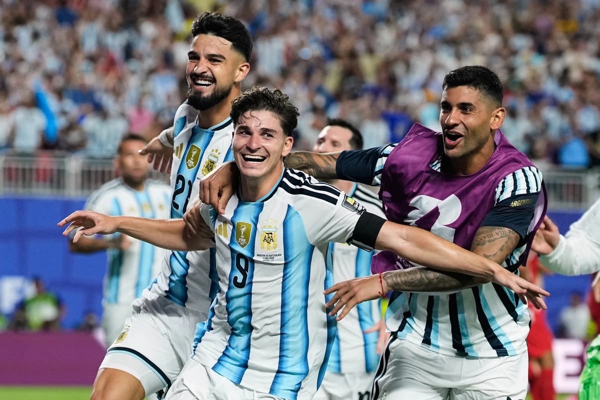Julián Álvarez (9) de Argentina celebra tras marcar el segundo gol de su equipo durante el partido de cuartos de final de la Copa Mundial de Fútbol contra Suiza en Kansas City, Missouri, el 11 de julio de 2026. (Foto: Charlie Riedel/AP).
