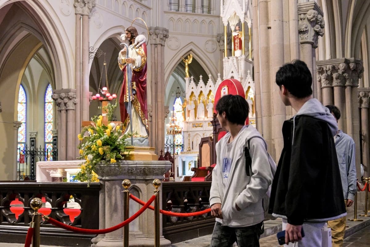 Varios fieles visitan la catedral de San Ignacio, en el distrito de Xuhui de Shanghái, el 22 de abril de 2025. (Héctor Retamal/AFP vía Getty Images)