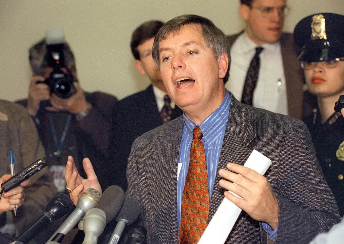 El representante de EE. UU. y miembro del Comité Judicial de la Cámara de Representantes, Lindsey Graham (R-S.C.), habla con los periodistas después de una reunión de los "fiscales de la Cámara" en el Capitolio de EE. UU. el 29 de diciembre de 1998. (Tim Sloan/AFP vía Getty Images)
