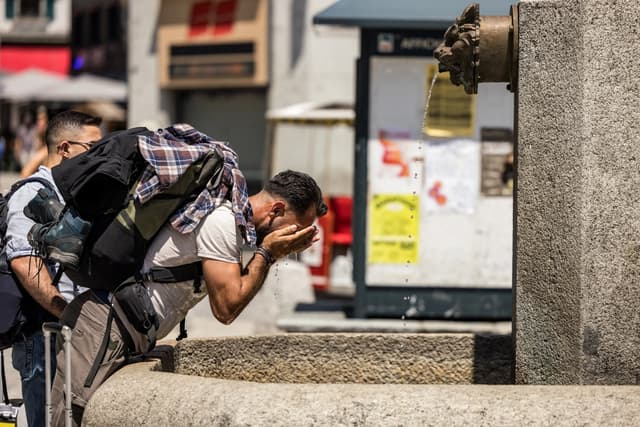 Un hombre se refresca durante una ola de calor en Chamonix, Francia, el 25 de junio de 2026. (Reuters/Pierre Albouy)
