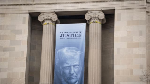 Jueza federal concluye que la demanda de Trump contra el IRS fue colusoria e improcedente