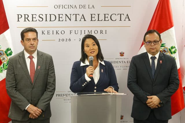 La presidenta electa de Perú por el partido Fuerza Popular, Keiko Fujimori, interviene durante una rueda de prensa junto a su segundo vicepresidente, Miki Torres (Izq.), y Marco Vinelli, jefe del equipo de transición, en la sede de su campaña en el distrito de San Borja de Lima, el 3 de julio de 2026. (AFP vía Getty Images)