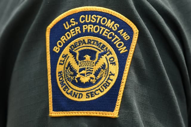 Un emblema de la Oficina de Aduanas y Protección Fronteriza de EE. UU. (CBP) en el brazo de un agente de la Patrulla Fronteriza de EE. UU. en Mission, Texas, el 1 de julio de 2019. (Loren Elliott/Reuters)