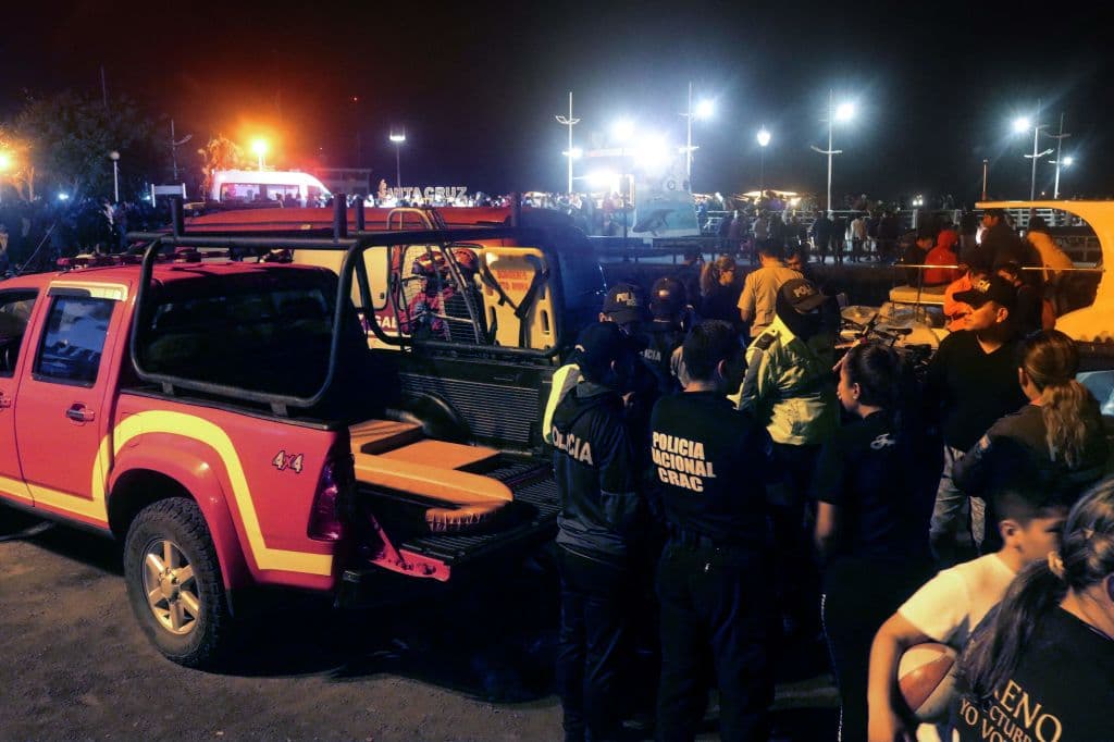 Oficiales de la Armada y agentes de policía se reúnen en el puerto de Puerto Ayora, en las Islas Galápagos, el 25 de septiembre de 2022. (CARLOS VILLALBA/AFP vía Getty Images)