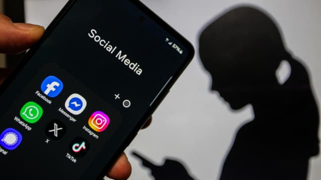 La sobreexposición de menores en redes sociales vulnera su seguridad frente a acosadores: Explica experto