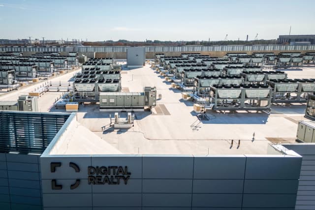 Ventiladores de refrigeración en el techo de un centro de datos de Digital Realty en Ashburn, Virginia, el 12 de noviembre de 2025. (Andrew Caballero-Reynolds / AFP vía Getty Images)
