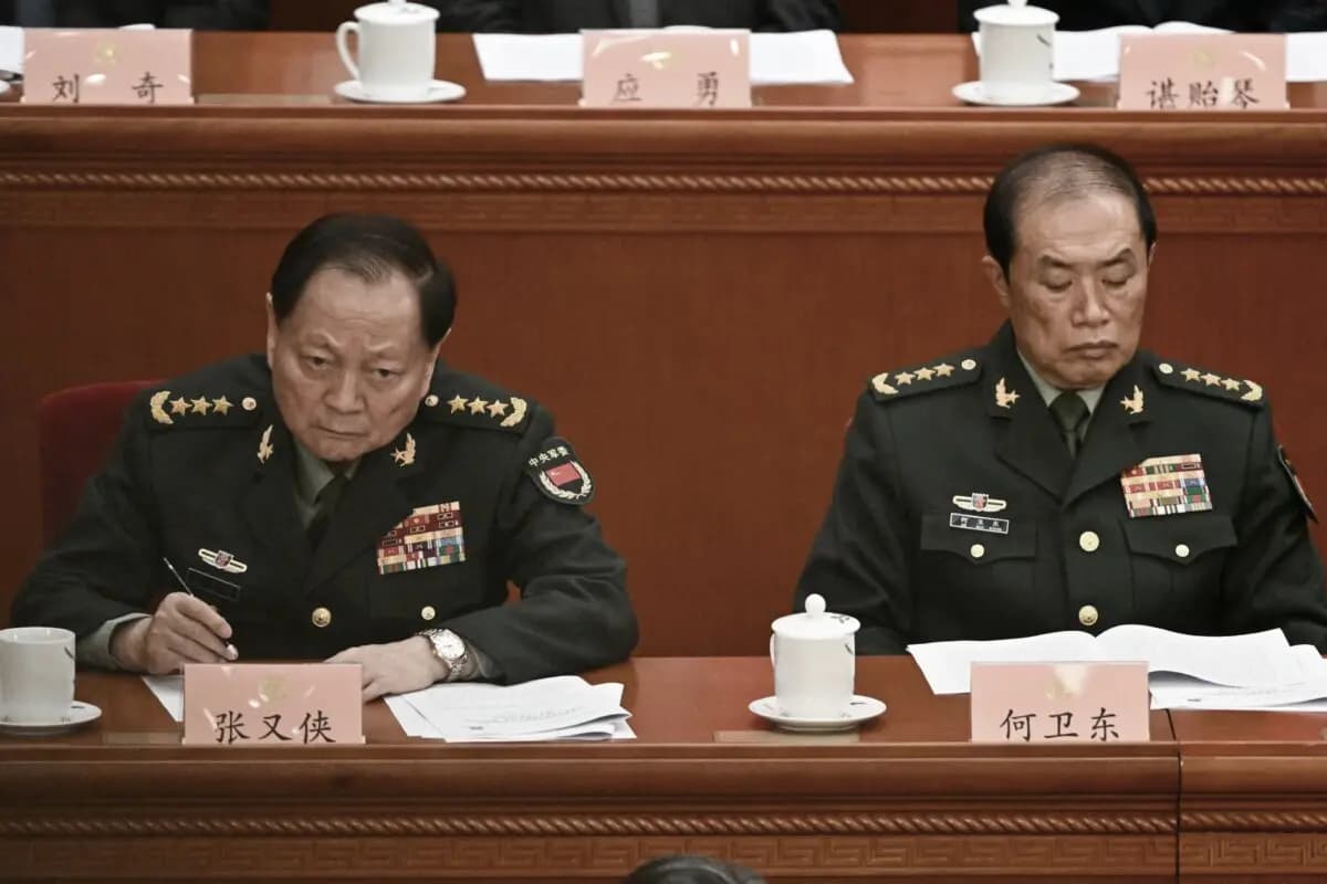 He Weidong (derecha), vicepresidente de segundo rango de la Comisión Militar Central (CMC) de China, y Zhang Youxia, vicepresidente de primer rango de la CMC, asisten a la ceremonia de apertura de la Conferencia Consultiva Política del Pueblo Chino en Beijing el 4 de marzo de 2025. (Pedro Pardo/AFP vía Getty Images).