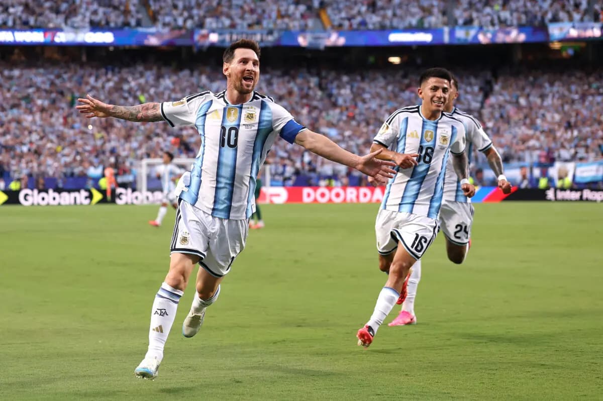 Lionel Messi, número 10 de Argentina, celebra el primer gol de su equipo durante el partido del Grupo J de la Copa Mundial de la FIFA 2026 entre Argentina y Argelia, en el Kansas City Stadium de Kansas City, Misuri, el 16 de junio de 2026. (Charlotte Wilson/Getty Images)
