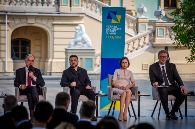 (De izquierda a derecha) El presidente de Albania, Bajram Begaj; el presidente de Ucrania, Volodimir Zelenski; la presidenta de Moldavia, Maia Sandu, y el presidente de Serbia, Aleksandar Vucic, asisten a una cumbre en Kiev, Ucrania, el 15 de julio de 2026. (Foto AP/Dan Bashakov)