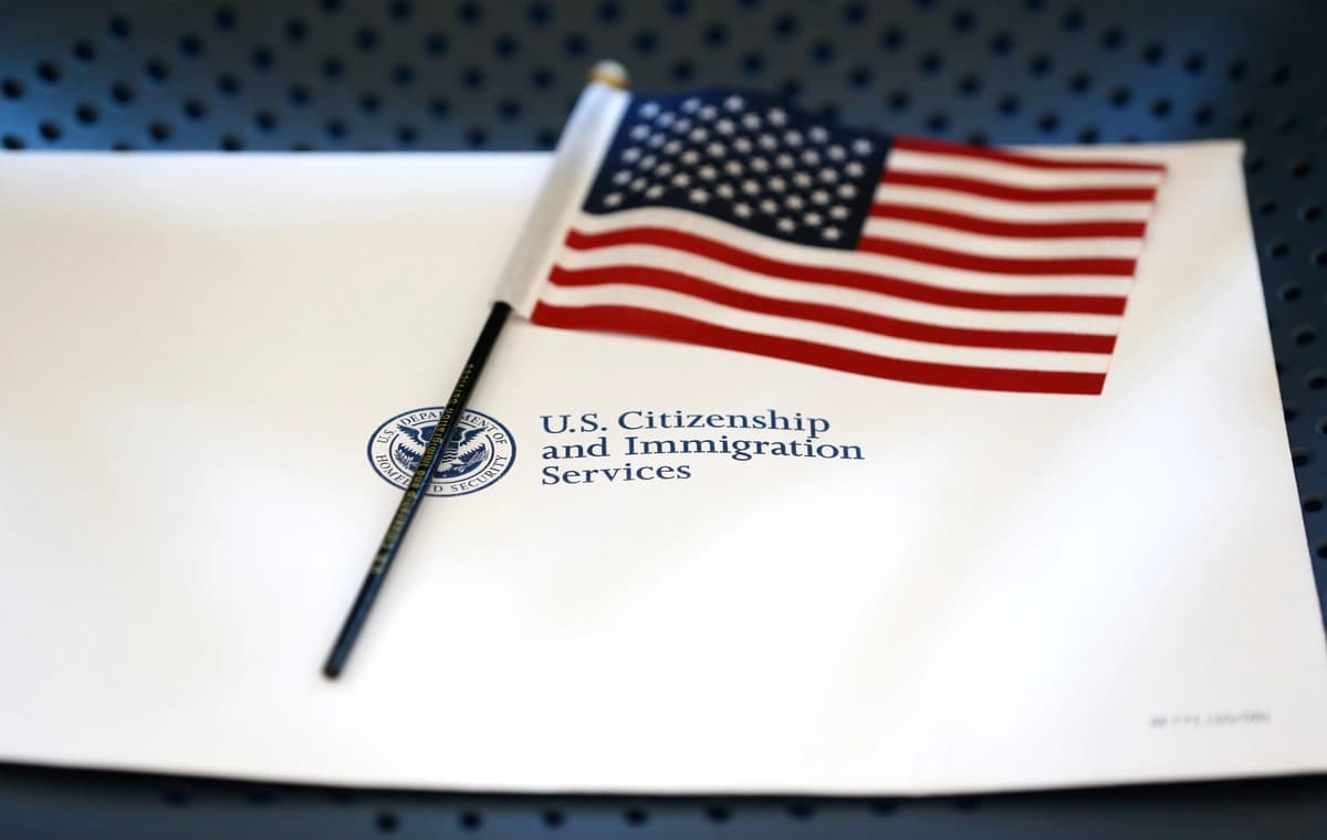 Administración Trump restablece las restricciones a Tarjetas Verdes que Biden revirtió