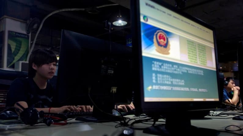 China intensifica campaña para silenciar disidencia en internet a medida que crece frustración pública